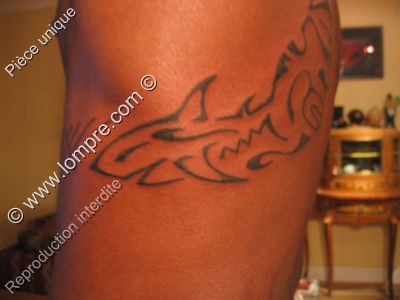 requin du flanc gauche tatoue
